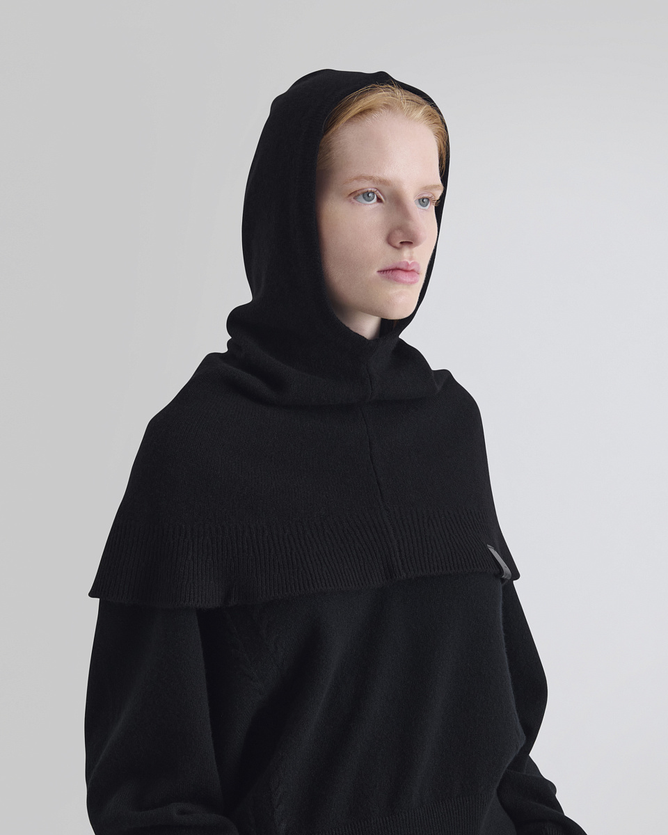 ЧЕРНАЯ МАНИШКА ИЗ КАШЕМИРА С КАПЮШОНОМ HOODCAPEC