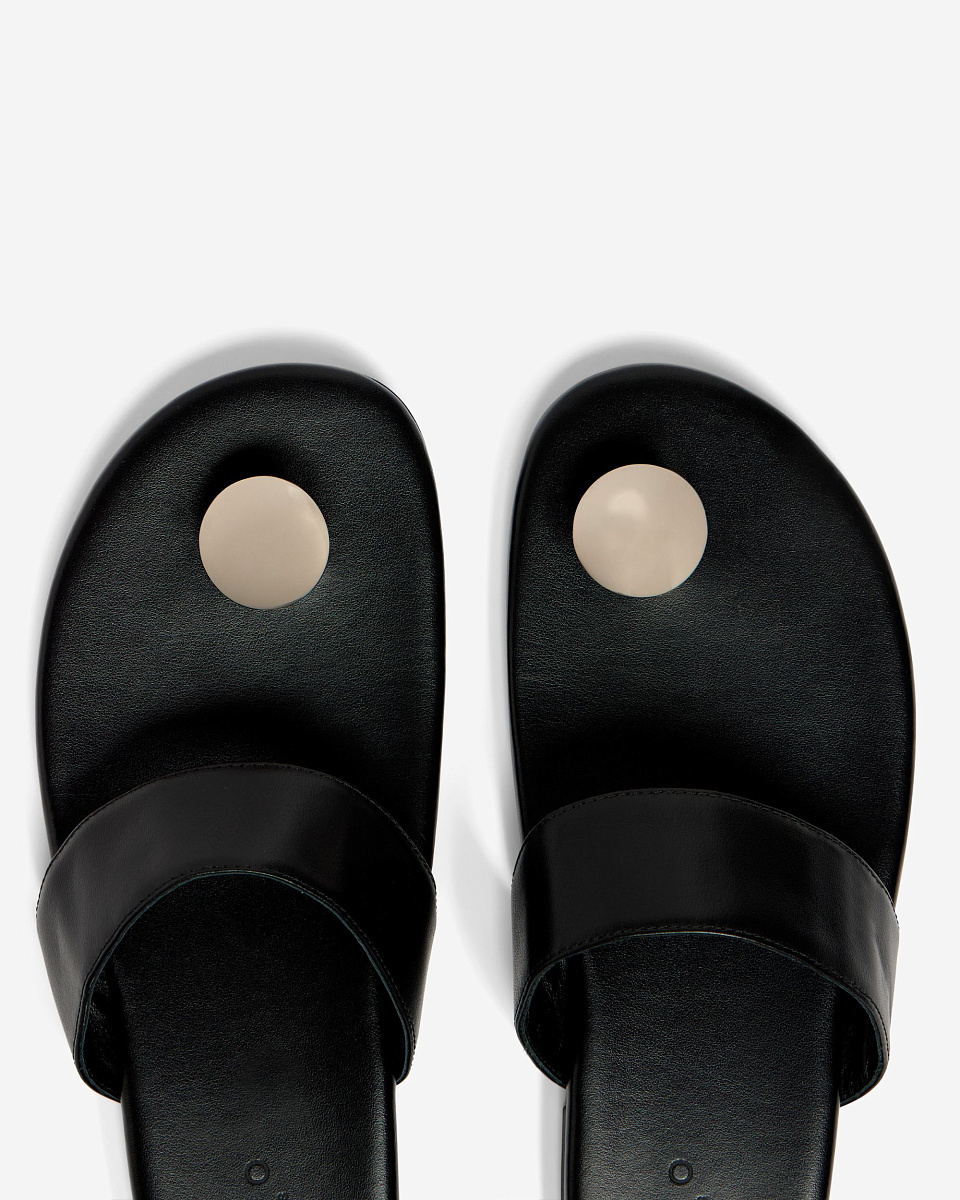 САНДАЛИИ С МЕТАЛЛИЧЕСКИМ РАЗДЕЛИТЕЛЕМ STUD