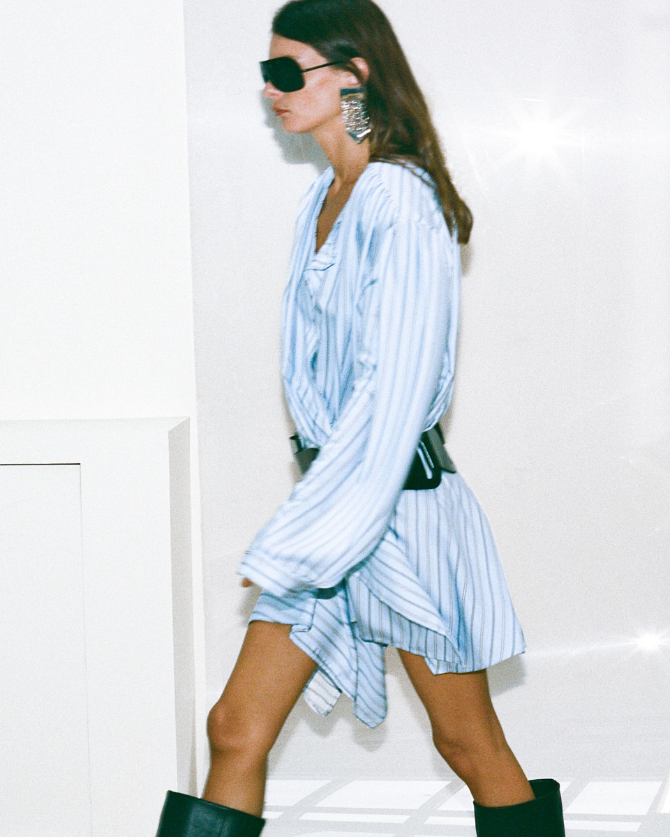 ГОЛУБОЕ АСИММЕТРИЧНОЕ ПЛАТЬЕ В ПОЛОСКУ UTENIA