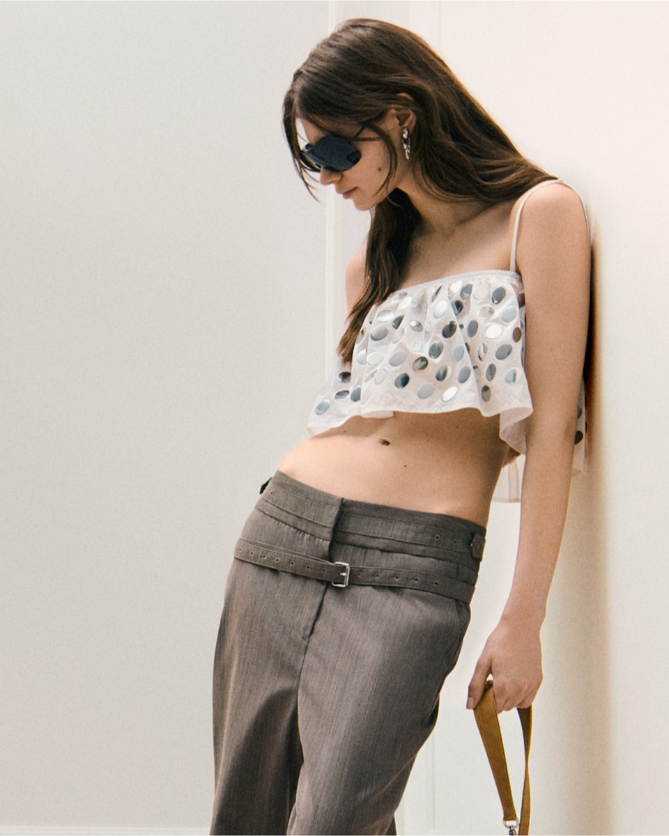 БЕЛЫЙ ТОП С ЗЕРКАЛЬНЫМИ МЕТАЛЛИЧЕСКИМИ ЭЛЕМЕНТАМИ DOTTIE БЕЛЫЙ ТОП С ЗЕРКАЛЬНЫМИ МЕТАЛЛИЧЕСКИМИ ЭЛЕМЕНТАМИ DOTTIE